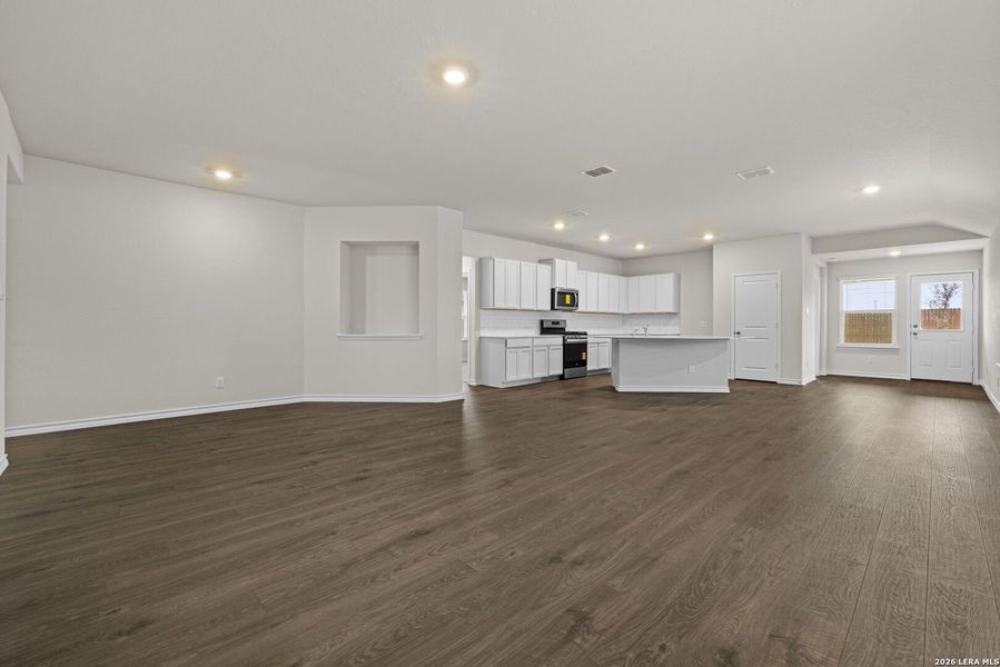 Spacious, unfurnished interior of a new home in Avenida, Converse (Image 22).
