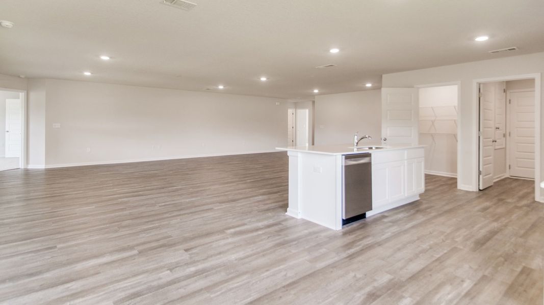 Spacious, unfurnished interior of a new home in The Enclave at Bar W Ranch, Baker (Image 11).