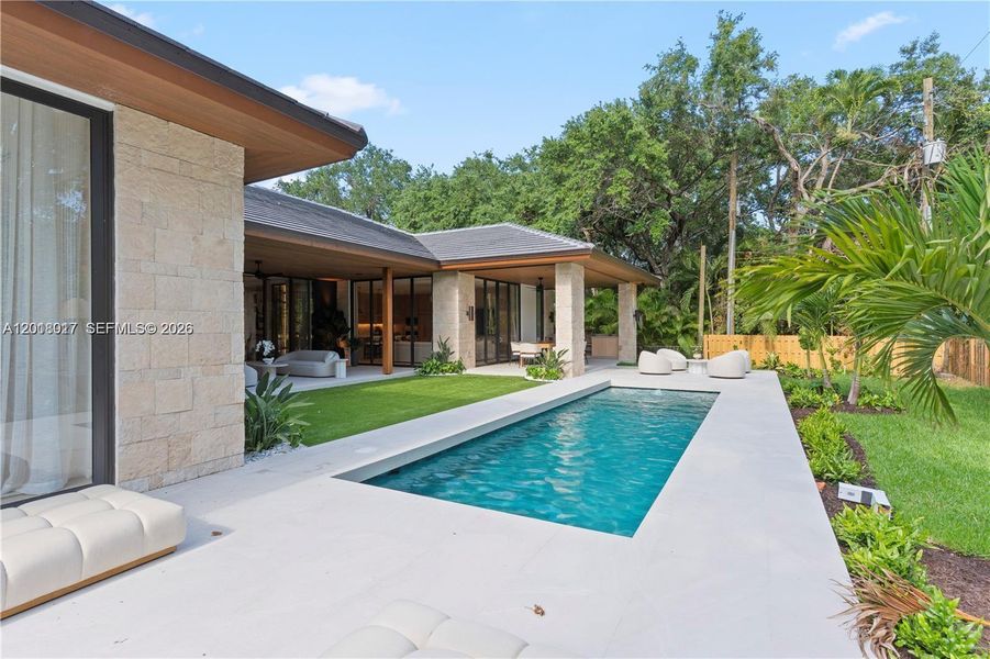 Exterior details and patio area of a home in , Miami (Image 30).
