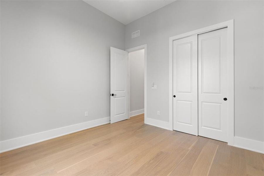 Spacious, unfurnished interior of a new home in , Tampa (Image 26).