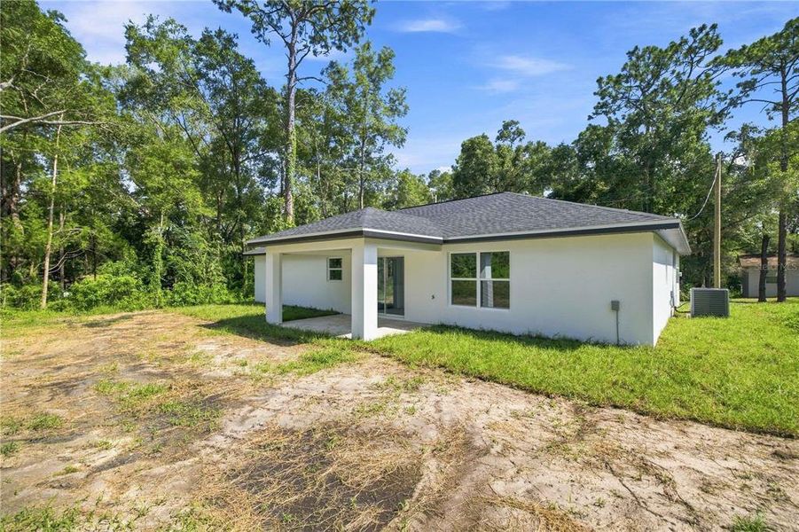 Exterior details and patio area of a home in , Dunnellon (Image 22).