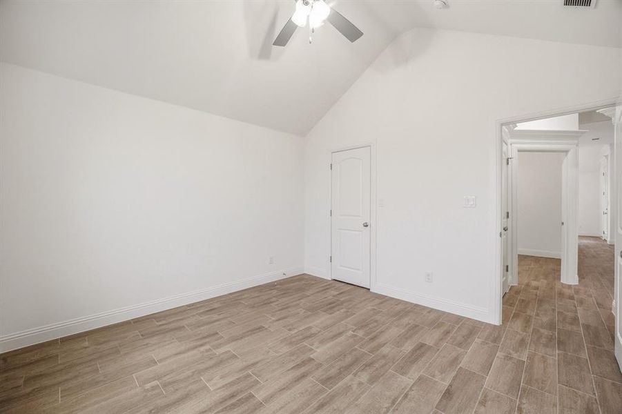 Spacious, unfurnished interior of a new home in , Tolar (Image 17).