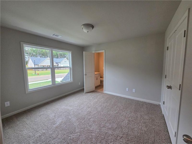 Spacious, unfurnished interior of a new home in , Bethlehem (Image 25).