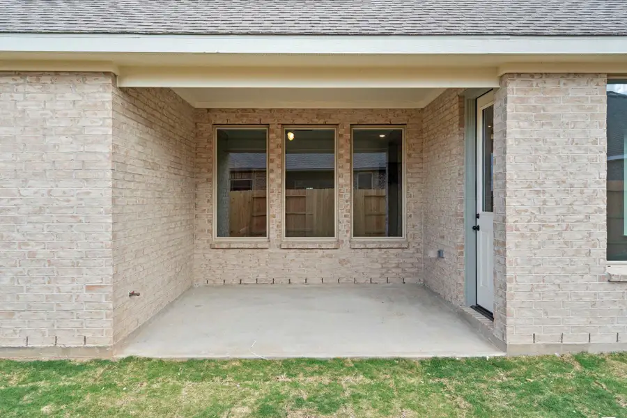 Exterior details and patio area of a home in Sunterra Lakes, Brookshire (Image 4).