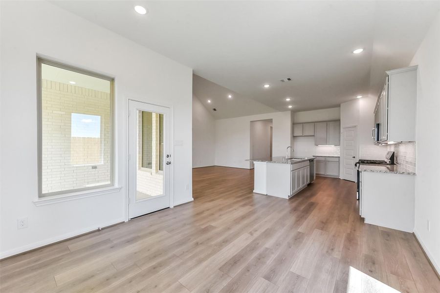 Spacious, unfurnished interior of a new home in River Ranch Meadows, Dayton (Image 18).