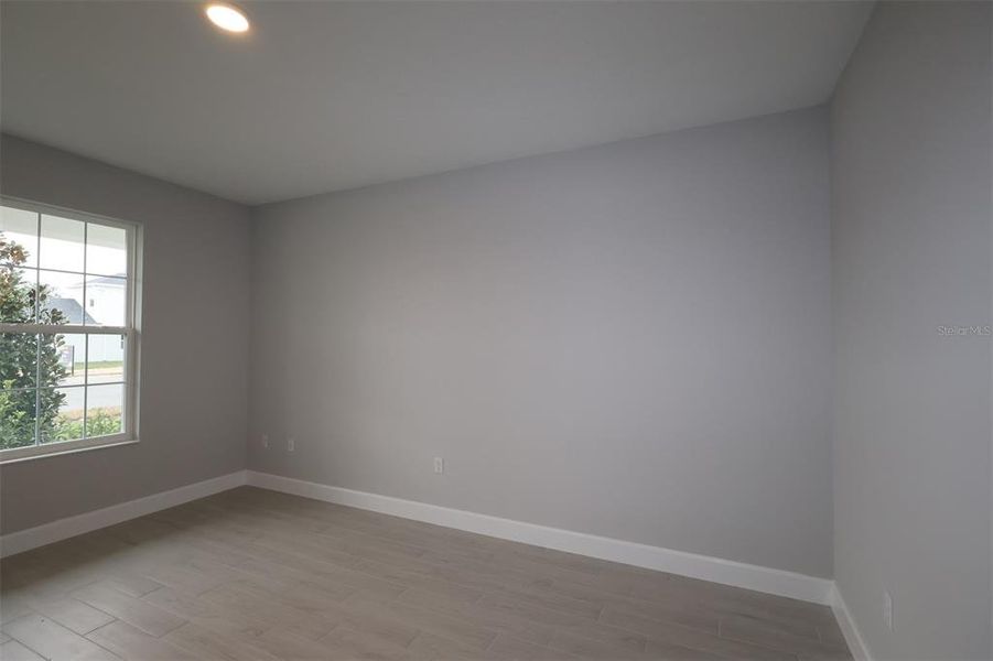 Spacious, unfurnished interior of a new home in Willow Run, Apopka (Image 28).