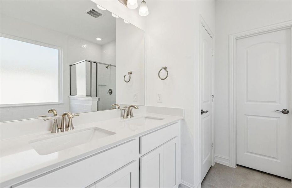 Luxurious owner's bath with double sinks Luxurious owner's bath with double sinks