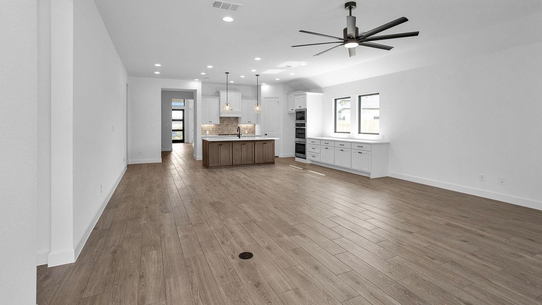 Spacious, unfurnished interior of a new home in Artavia 55' - Valencia, Conroe (Image 8). Spacious, unfurnished interior of a new home in Artavia 55' - Valencia, Conroe (Image 8).