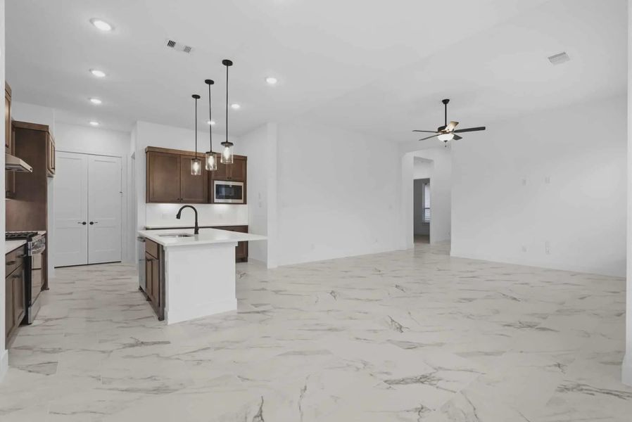 Image 10 representing the Oakmont by Chesmar Homes in Riceland Alley Loads, Mont Belvieu, TX.