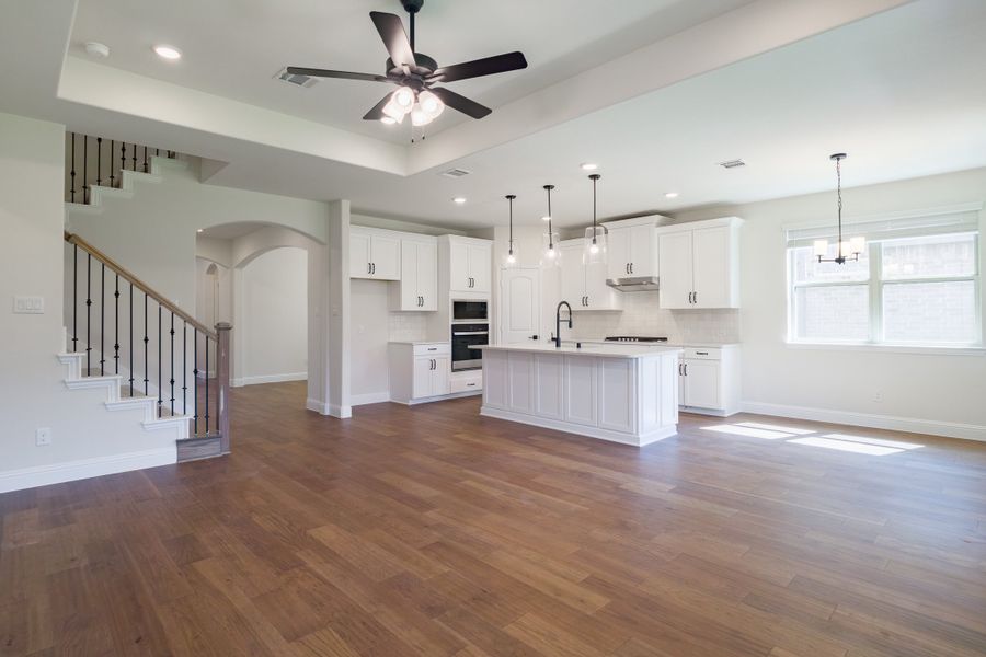 Spacious, unfurnished interior of a new home in Valencia on the Lake, Little Elm (Image 20).