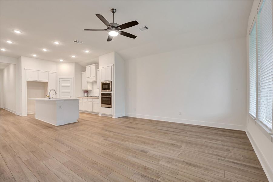 Spacious, unfurnished interior of a new home in Cross Creek Ranch 45′, Fulshear (Image 24).