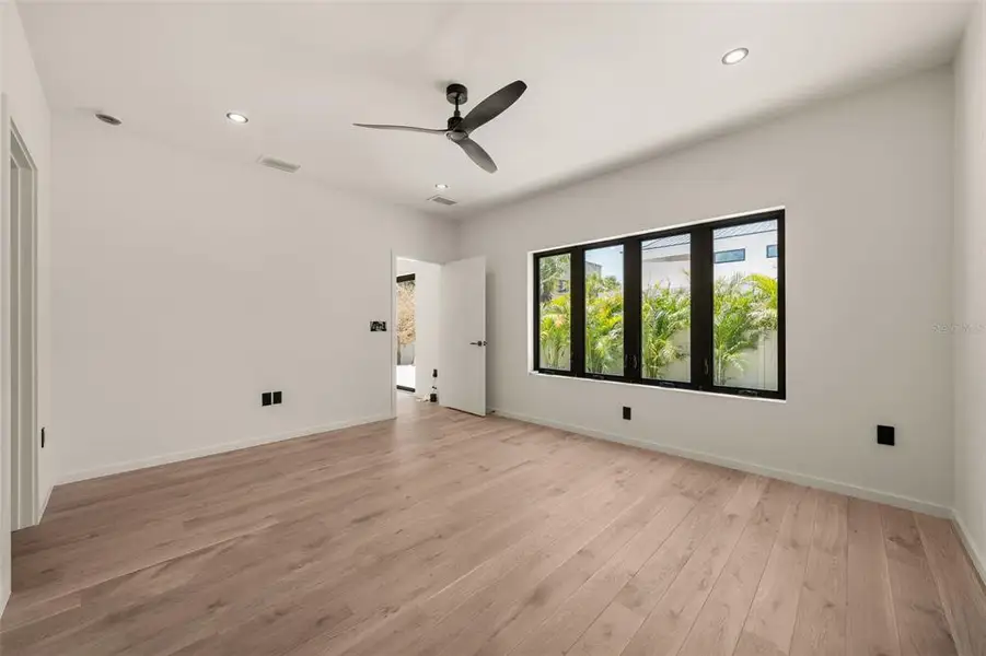Spacious, unfurnished interior of a new home in , Sarasota (Image 55).