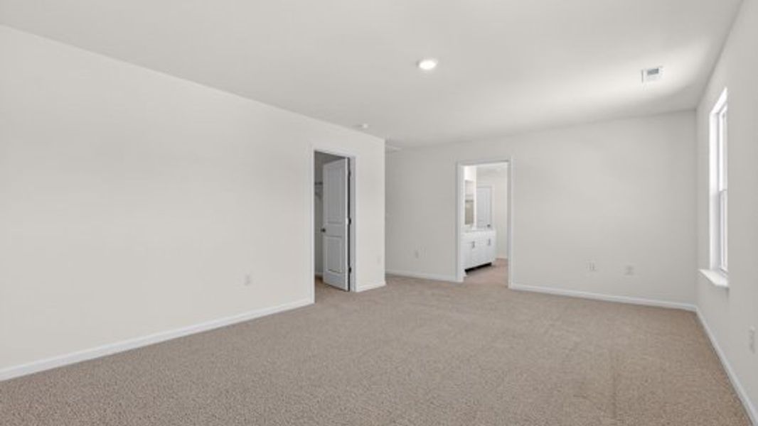 Spacious, unfurnished interior of a new home in Shahbain Reserve, Raeford (Image 25).
