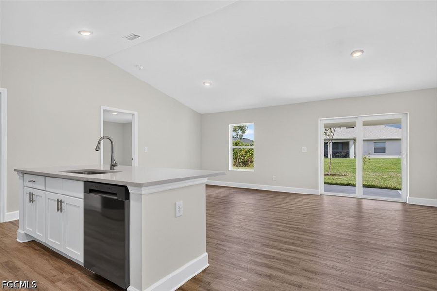 Spacious, unfurnished interior of a new home in Cape Coral, Cape Coral (Image 20).