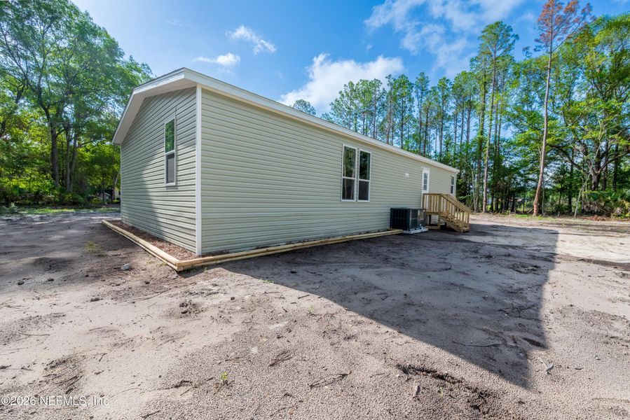 Exterior details and patio area of a home in , Starke (Image 21).