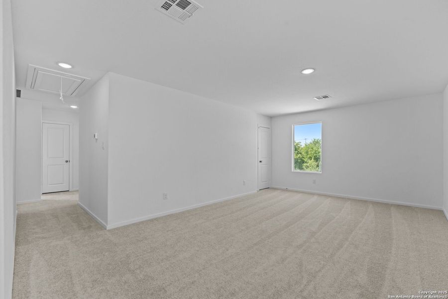 Spacious, unfurnished interior of a new home in Lodi Grove, Floresville (Image 26).