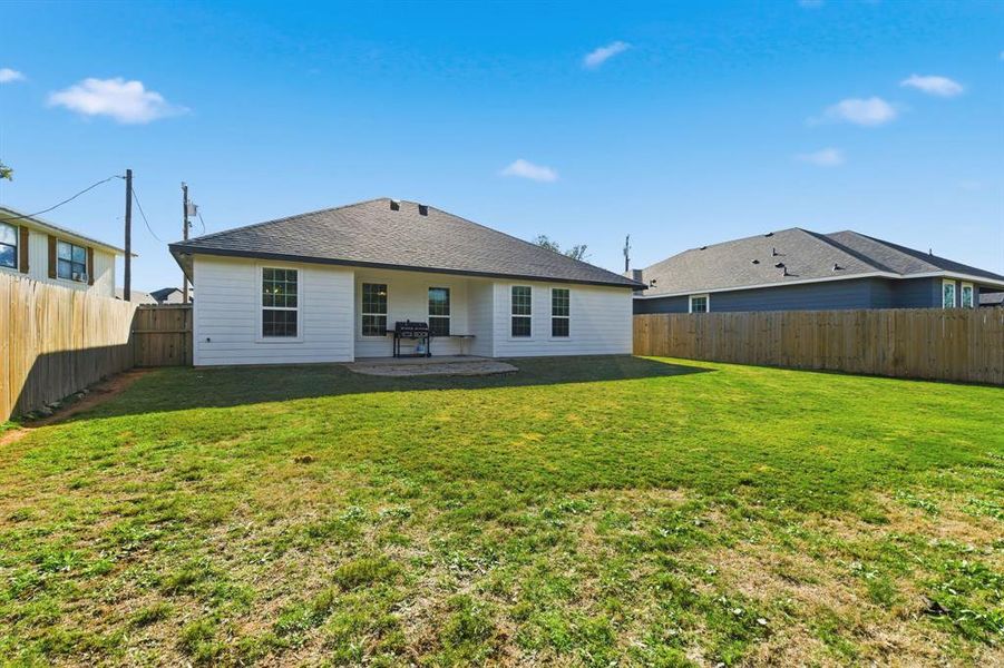 Exterior details and patio area of a home in , Granbury (Image 21).