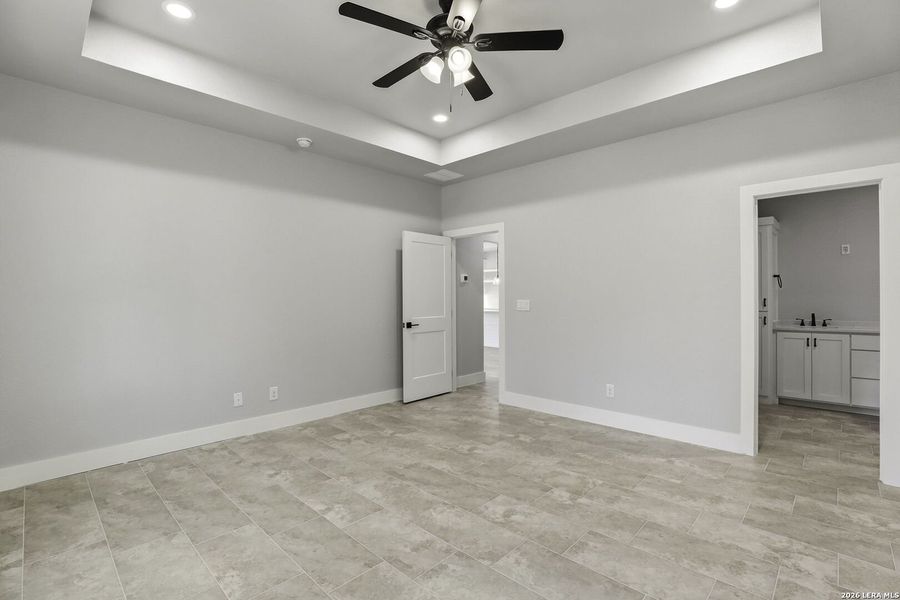 Spacious, unfurnished interior of a new home in , Canyon Lake (Image 18).