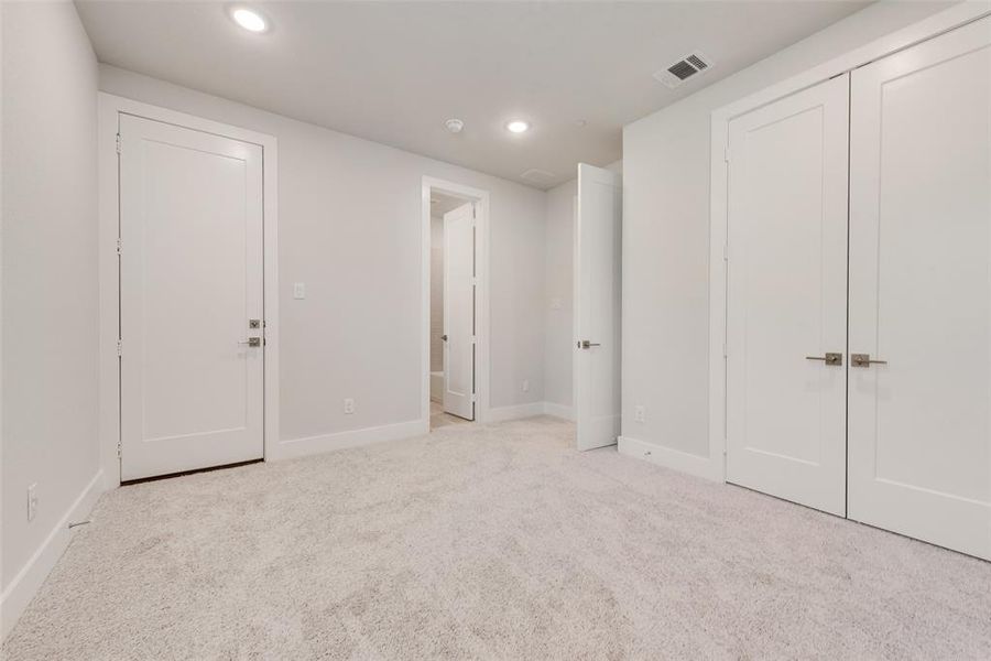 Spacious, unfurnished interior of a new home in Collin Creek, Plano (Image 19).