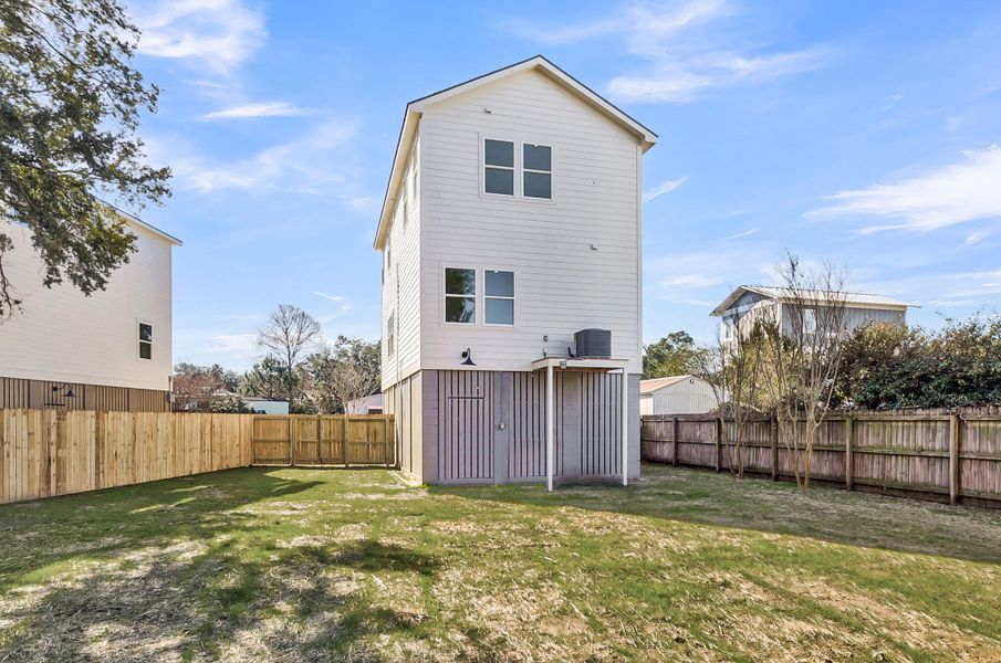 Exterior details and patio area of a home in , Charleston (Image 3).