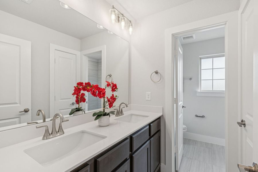 Representative furnished interior of a home built from the Emerson by Centre Living Homes in Lakeway Estates, Waxahachie (Image 39).
