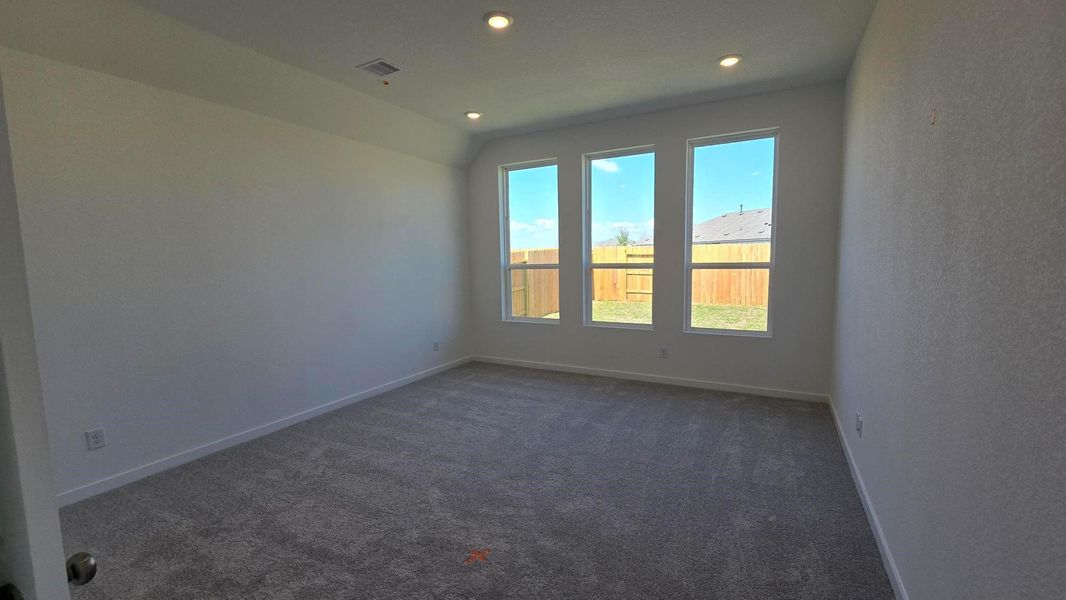 Spacious, unfurnished interior of a new home in Lago Mar, Texas City (Image 8).