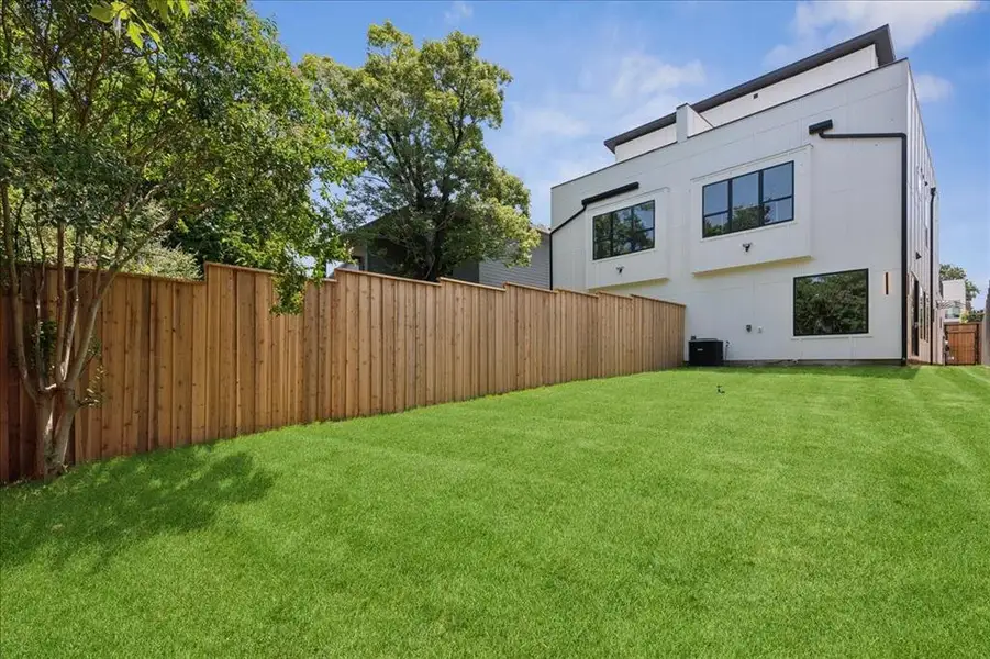 Exterior details and patio area of a home in , Dallas (Image 3).