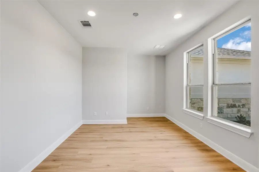 Spacious, unfurnished interior of a new home in , Burnet (Image 11).