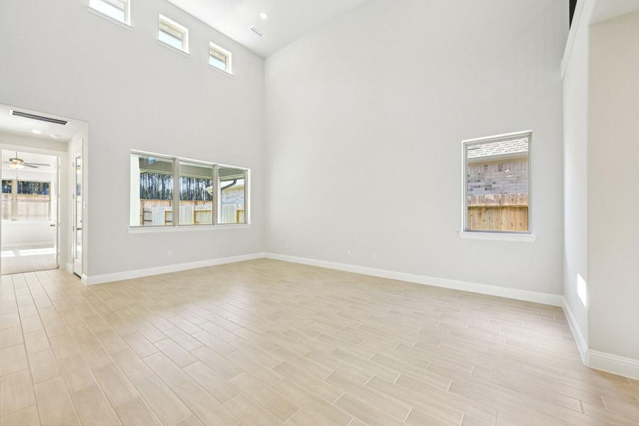 Spacious, unfurnished interior of a new home in Evergreen 40', Conroe (Image 22).