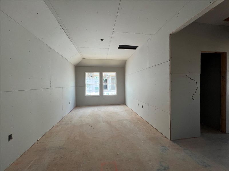 Spacious, unfurnished interior of a new home in Rolling Glen, Hutto (Image 17).
