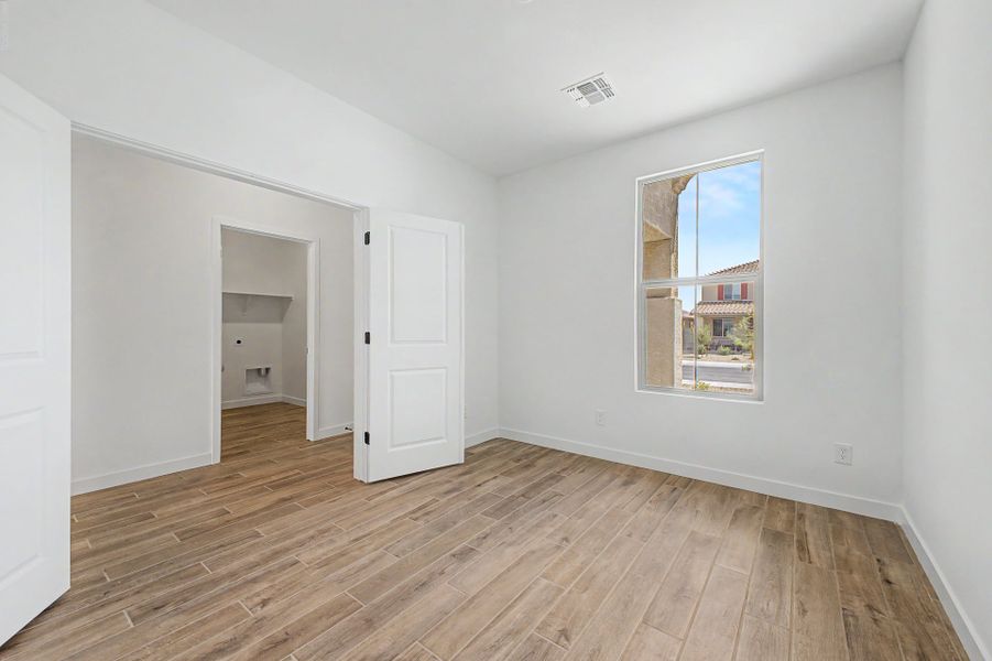 Spacious, unfurnished interior of a new home in Bentridge, Buckeye (Image 11).