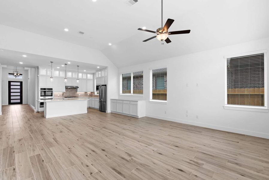 Spacious, unfurnished interior of a new home in Wood Leaf Reserve, Tomball (Image 13).