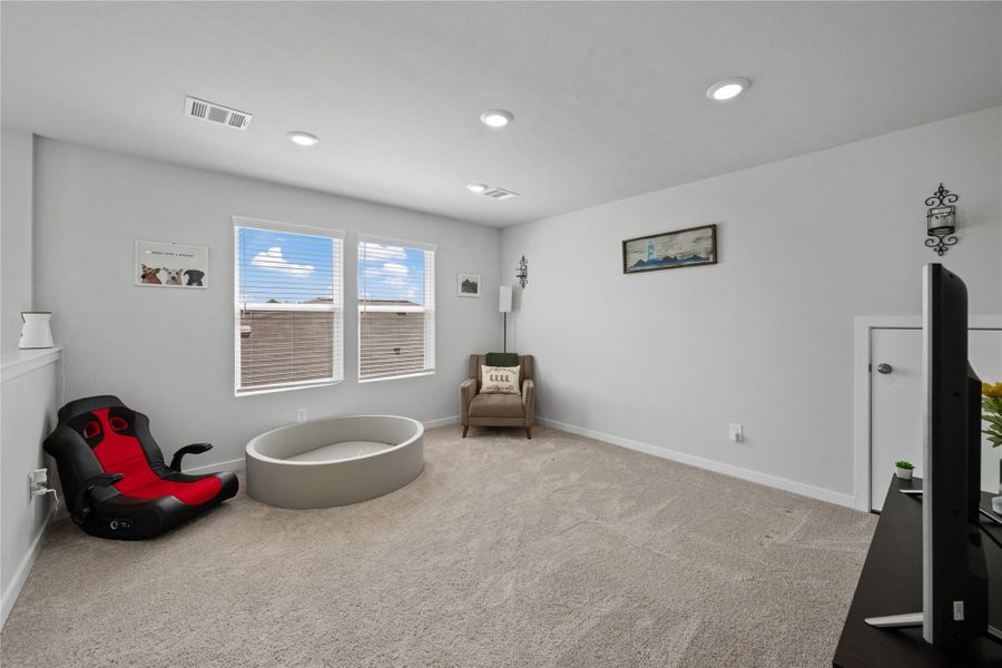Furnished interior view inside a new home in Sherwood Glen, Conroe (Image 12).