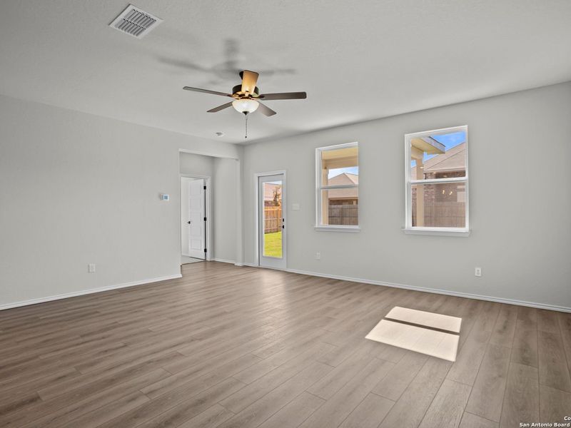 Spacious, unfurnished interior of a new home in Horizon Pointe, San Antonio (Image 20). Spacious, unfurnished interior of a new home in Horizon Pointe, San Antonio (Image 20).