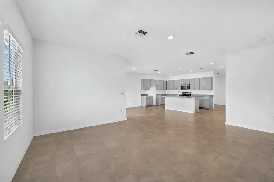 Spacious, unfurnished interior of a new home in Coopers Meadow, Jacksonville (Image 18).