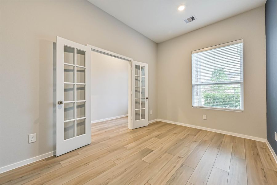 Spacious, unfurnished interior of a new home in Lago Mar, Texas City (Image 34).
