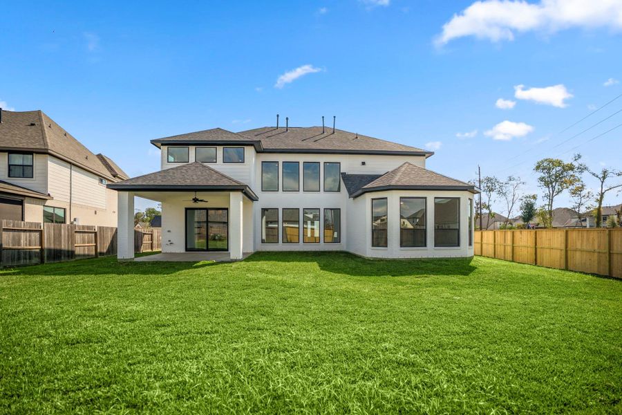Exterior details and patio area of a home in Sienna 70′ Lots, Missouri City (Image 3).