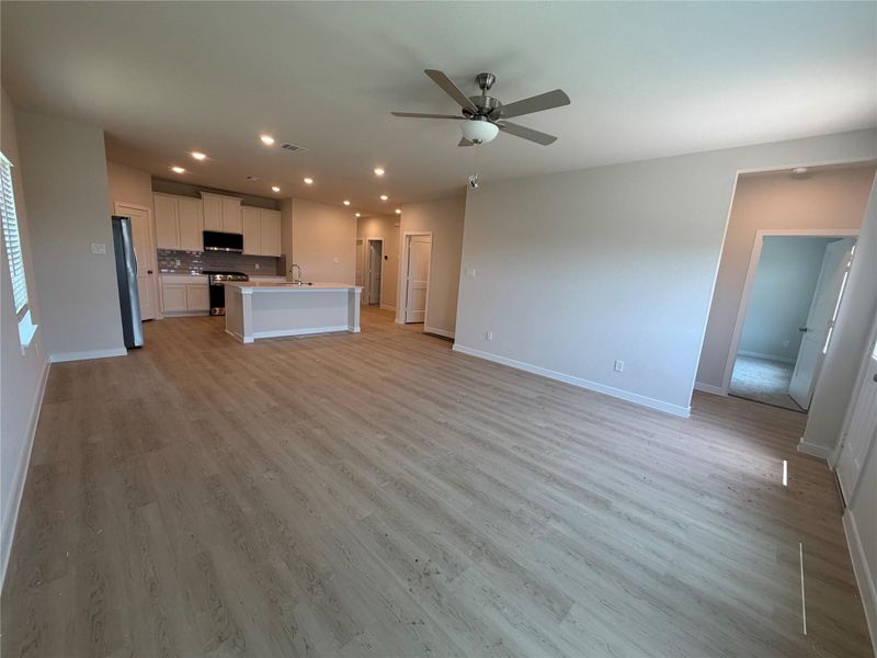 Spacious, unfurnished interior of a new home in Pearlbrook, Texas City (Image 4). Spacious, unfurnished interior of a new home in Pearlbrook, Texas City (Image 4).