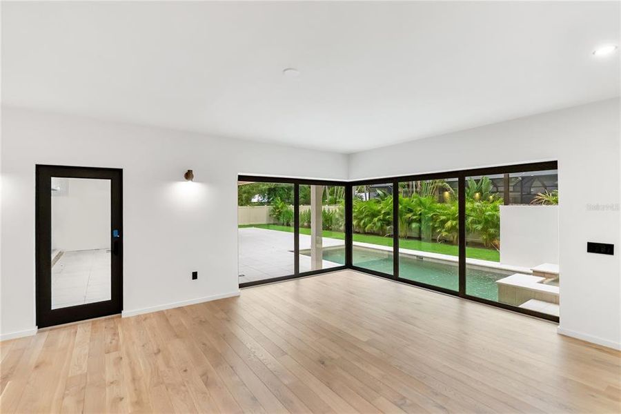 Spacious, unfurnished interior of a new home in , Sarasota (Image 20).