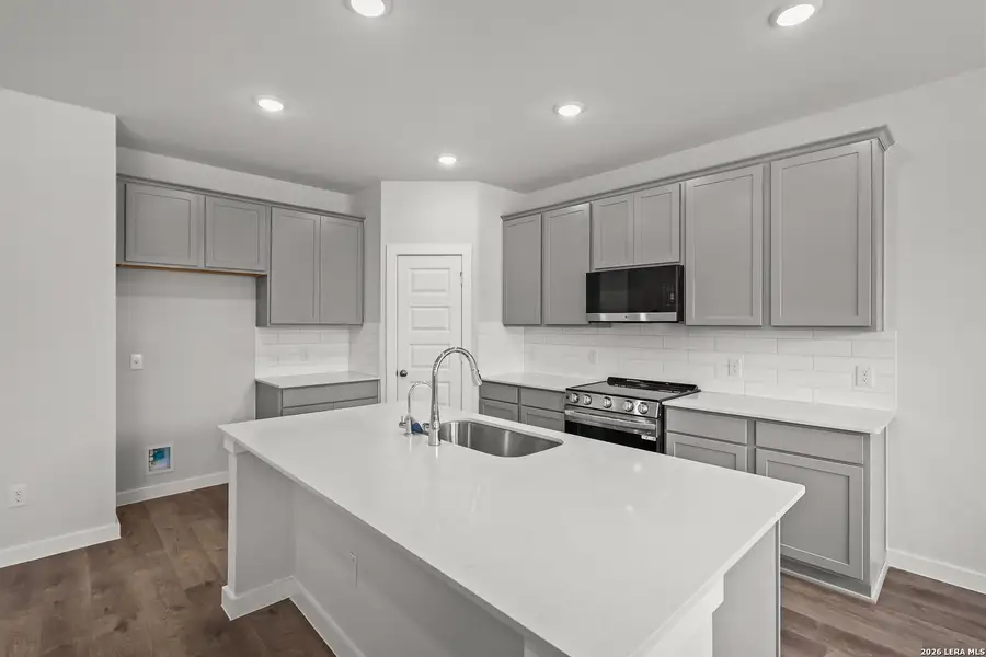Furnished interior view inside a new home in Hiddenbrooke, Seguin (Image 6).