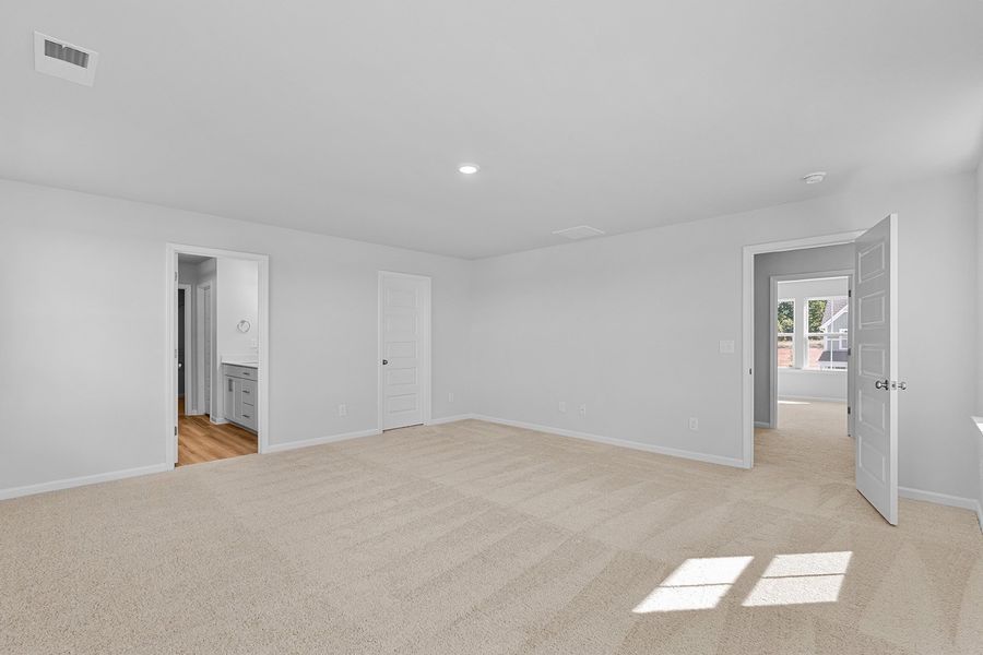 Spacious, unfurnished interior of a new home in Fieldstone, Lexington (Image 30).