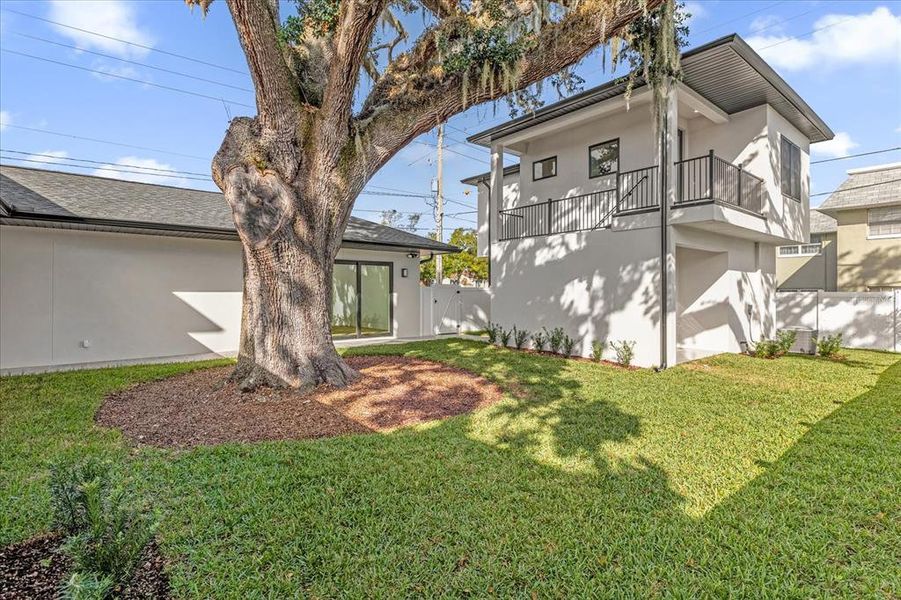 Exterior details and patio area of a home in , Orlando (Image 38).