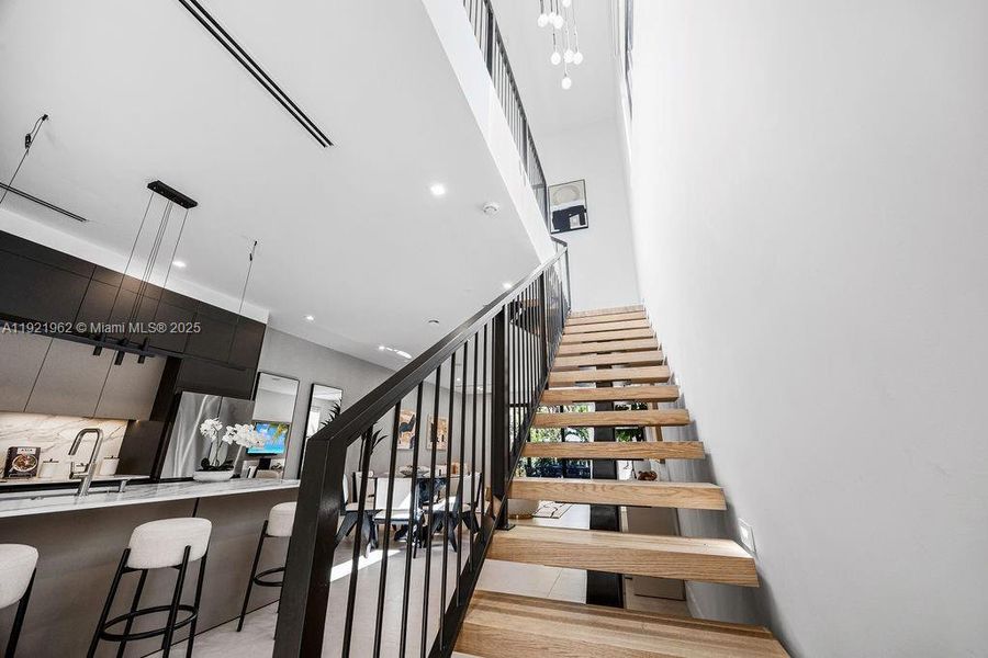 Spacious, unfurnished interior of a new home in , Fort Lauderdale (Image 93).