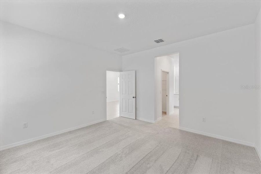 Spacious, unfurnished interior of a new home in Mirror Lake Village, Fruitland Park (Image 6).