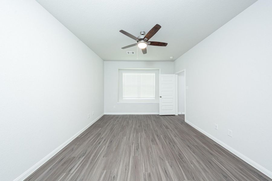 Spacious, unfurnished interior of a new home in River's Edge, Conroe (Image 14).