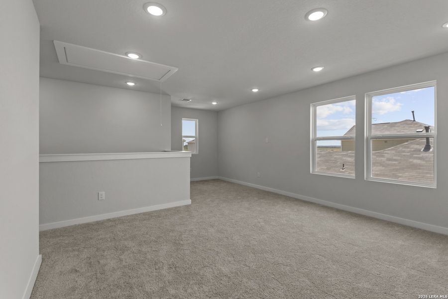 Spacious, unfurnished interior of a new home in Hacienda, San Antonio (Image 15).