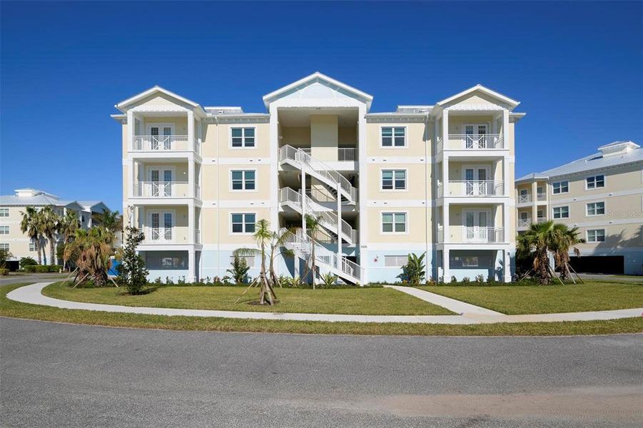 Condo located in Bradenton, FL showcasing its design and architecture (Image 5).