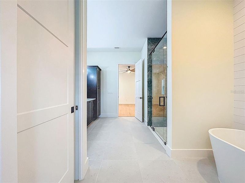 Spacious, unfurnished interior of a new home in , Tampa (Image 23).