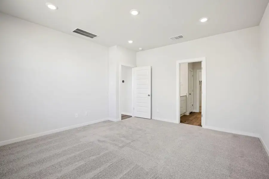 Spacious, unfurnished interior of a new home in Eastwood at Sonterra, Jarrell (Image 15).