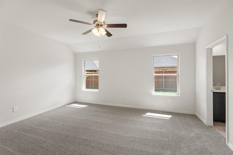 Spacious, unfurnished interior of a new home in Williamsburg, Fate (Image 18).